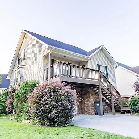 Cozy Pigeon Forge Home W Hot Tub Near River